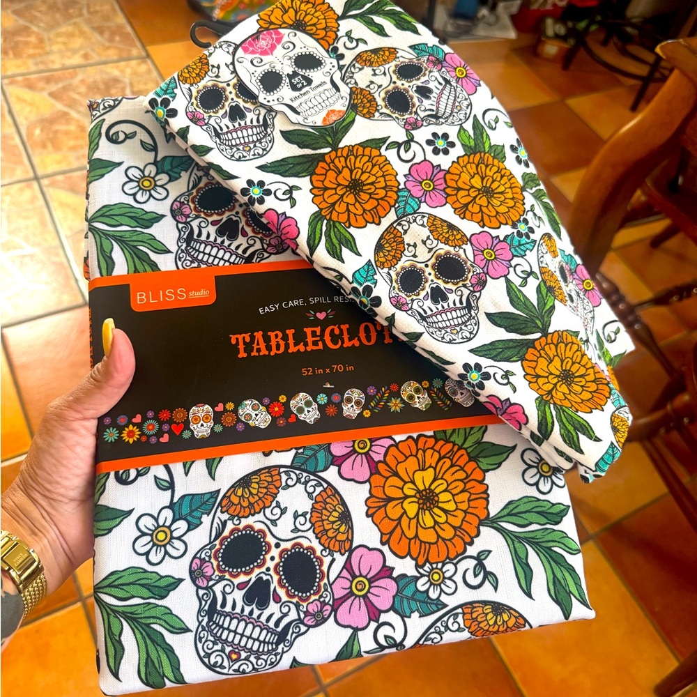 Day of the dead vibrant sugar skull tablecloth 52x70 and kitchen towel setBNWT